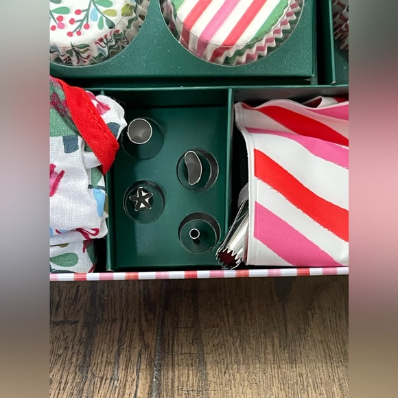 Meri Meri Sweet Treats Bakery Tin w/Recipe Cards, Apron, Cupcake Liners&More NWT - Picture 6 of 13